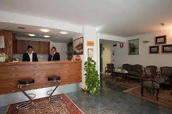 Salus فندق
